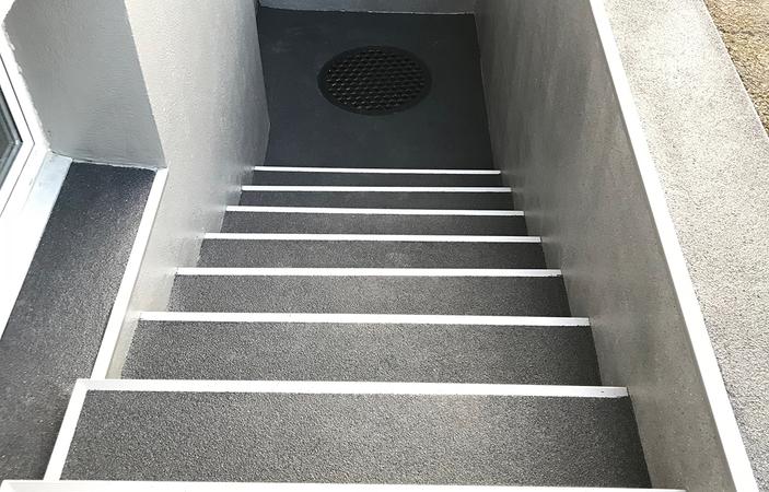 Un escalier de cave brille d’une nouvelle splendeur
